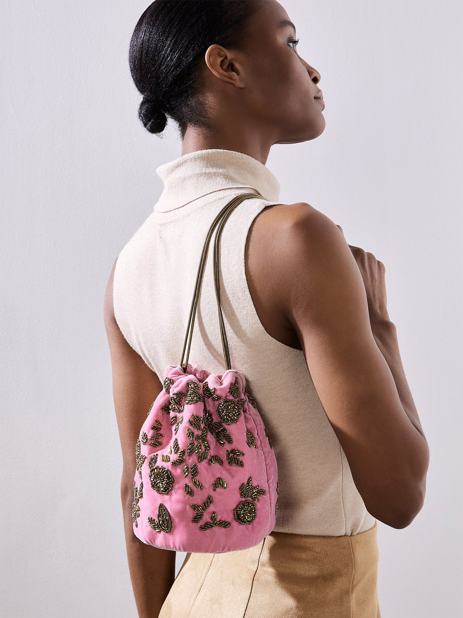 韓国商品/SAENGINSTUDIO PEARL BUTTON COTTON VELVET HAND BAG MOTHER-OF-PEARL BUTTON COTTON VELVET HAND BAG - BLACK - 감도