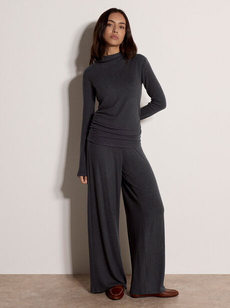 Side Ruched Soft-Touch Top