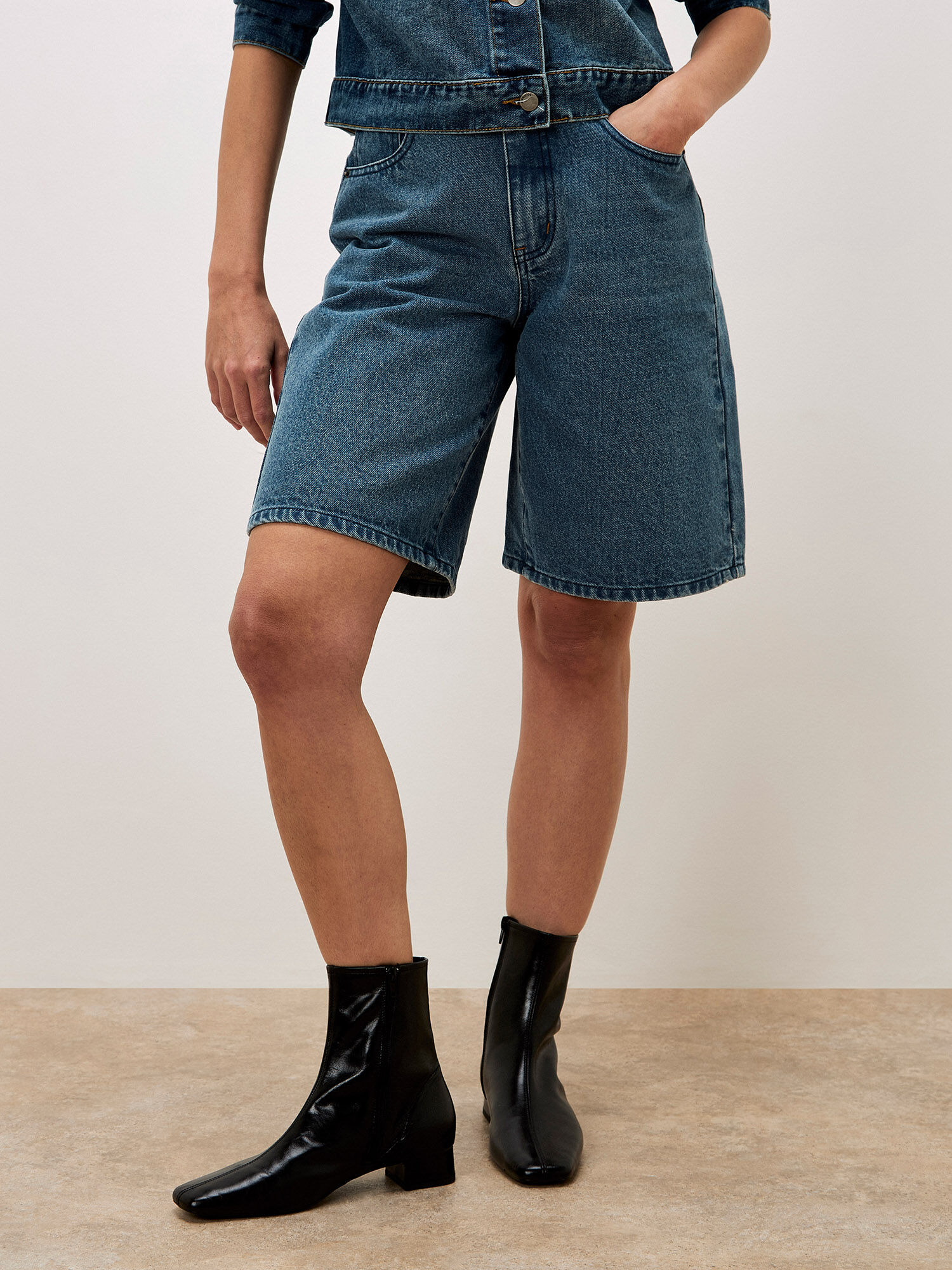 【DISCERNMENT】Crimson Dekki Bermuda Denim Lune Denim Bermuda Shorts | Apricot Clothing