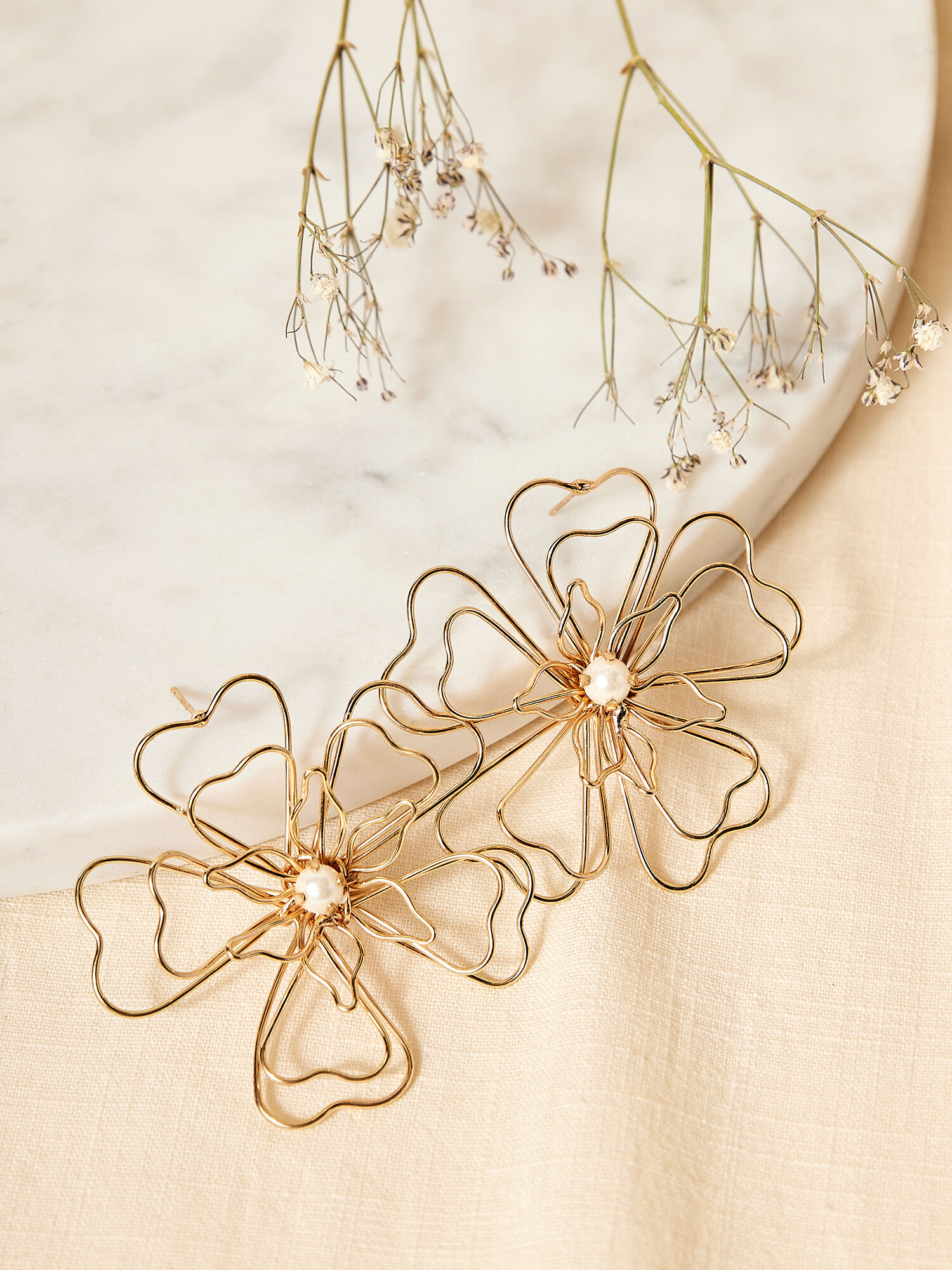 Gold wire top flower earrings