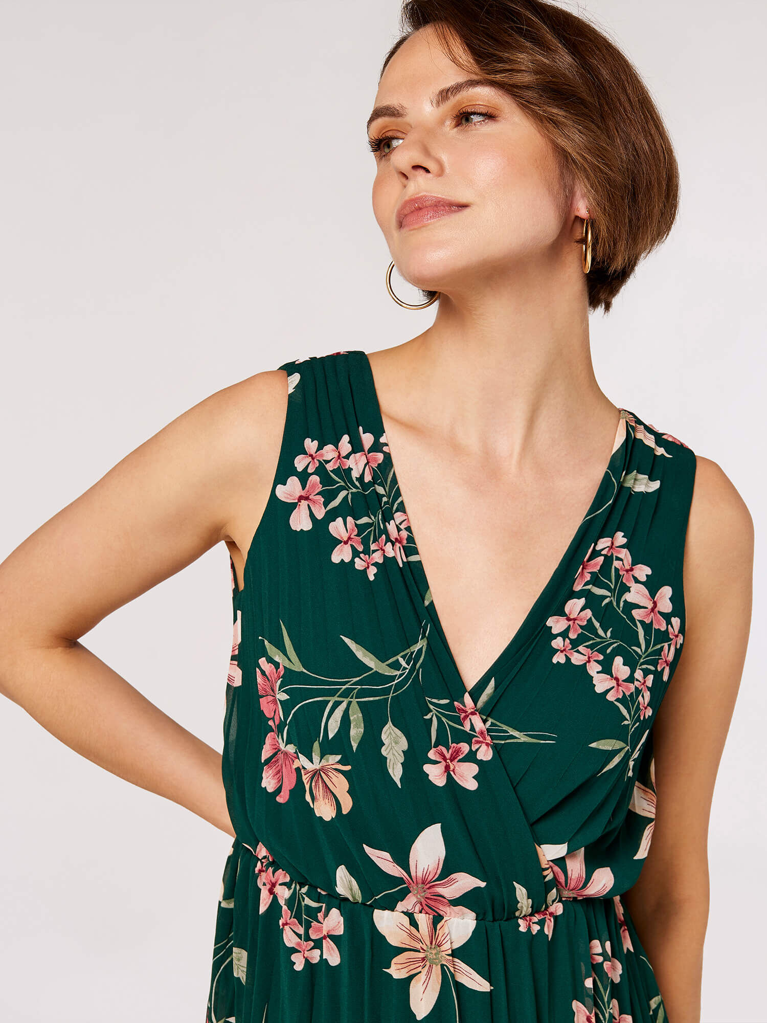 Emerald green floral pleated discount midi dress