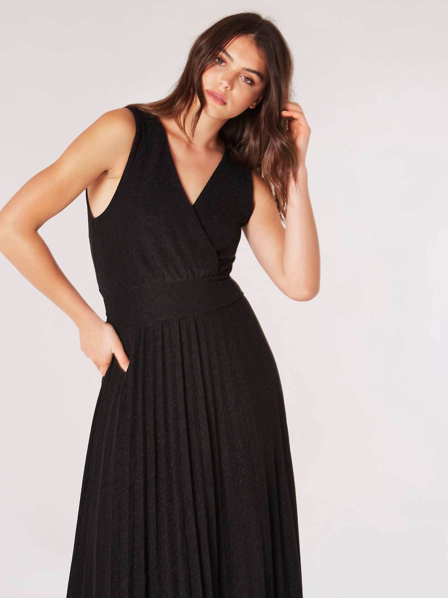 Pleated maxi dress black shop